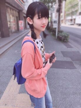 【画像】中学生っぽい女の子が夜の公園で氷結ストロングを飲んでるwwwwの画像