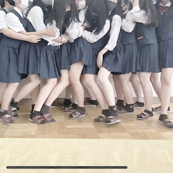 【画像】最近の女子高生、身体が妊娠を意識しすぎwwwの画像