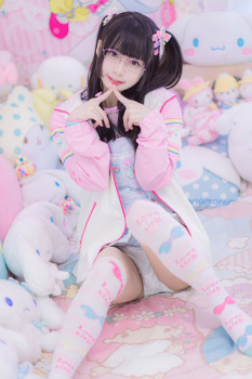 【画像】ロリっ子さ～ん、おぱんちゅ見えてますよ～の画像