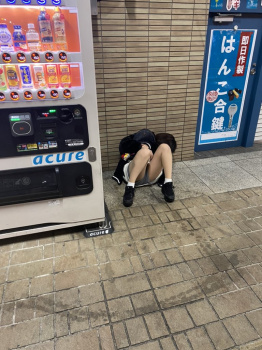 【画像】道端でめっちゃ潮吹いてる女の子が見つかるｗ ｗ ｗの画像