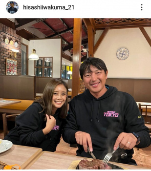 【朗報】岩隈夫婦、娘が２０歳だけど「仲良し」してしまうｗｗｗの画像