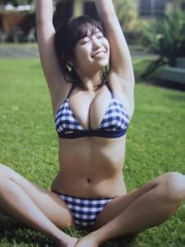 【画像】おっぱいがデカ過ぎてシャツのボタンが弾け飛びそうなグラドルｗｗｗｗの画像