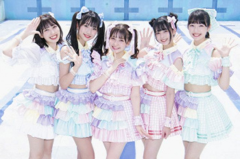 【画像】アイドルさん、うっかりパイスラしてしまう！？の画像