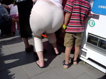 【画像】細身なのにおケツだけパンッパンな女ｗｗｗの画像