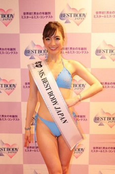 【画像】モデルのほのかさん、胸には「女」の文字が入ったホタテ貝、角刈りヘアｗｗｗｗｗｗの画像