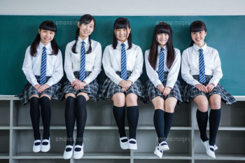【画像】女子学生さん、お友達とズボンを脱がせっこしてしまうｗｗｗｗｗの画像