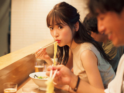 【画像】美味しそうにラーメン食べてる女性さんはこちら！の画像