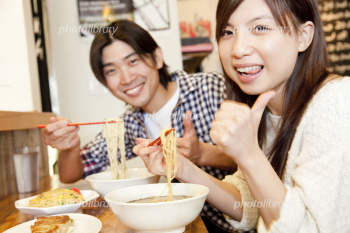 【動画】Ｚ世代カップルさん、ラーメン屋で濃厚キッスして大将に注意されるｗｗｗｗの画像