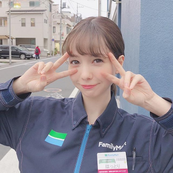 【画像】コンビニに露出が凄いエチエチ痴女が現れるｗｗｗの画像