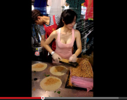 【動画】台湾のドスケベ店員が作る塩チキンが美味いらしいぞｗｗｗｗの画像