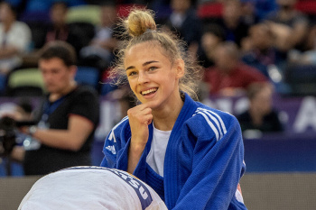 【ｇｉｆ】ロシアの女子柔道の練習、普通におっぱいが見えまくりだったｗｗｗの画像
