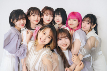 【画像】女性声優さん（２９），めちゃくちゃかわいい格好でバラ園に行ってしまうｗｗｗの画像
