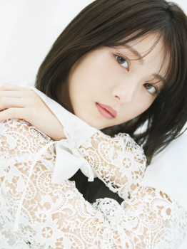 【画像】浜辺美波さん、谷間を見せるも色気皆無wwwの画像