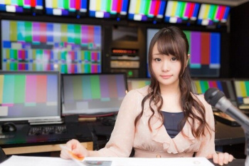 【GIF】激エロ女子アナさん、撮影中突然おっぱいを強調し始めるwwwの画像