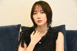 【画像】吉岡里帆さん（３１）のおっぱいに埋もれた時の顔ｗｗｗｗｗｗの画像