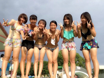 【画像】現役JK3人組が水着にwwちょw発育良すぎィ!wwwの画像