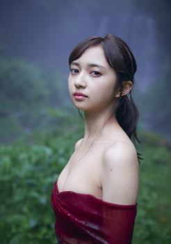 【画像】若手美人声優さん、早くも水着解禁してしまうw w w wの画像