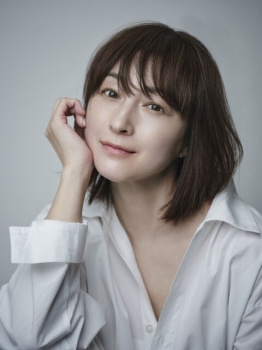 【画像】広末涼子さん(44)、ミニスカで「MajiでKoiする5秒前」を披露の画像