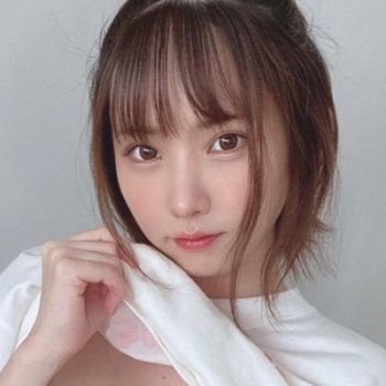 【画像】国民的コスプレイヤーえなこさん、揉まれるｗｗｗの画像
