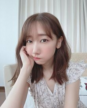 【画像】柏木由紀さん、裸にサロペットで豊満な胸元チラリ！ｗｗｗの画像