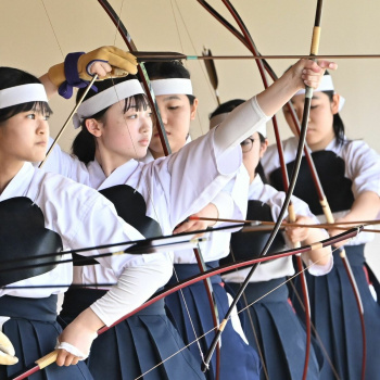【画像】弓道女子がえっちな胸当てをつける理由が判明ｗｗｗの画像