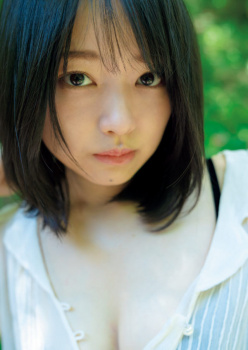 【画像】美人お姉さん、電車で思いっきり胸チラと乳首チラをしてしまうwwwの画像