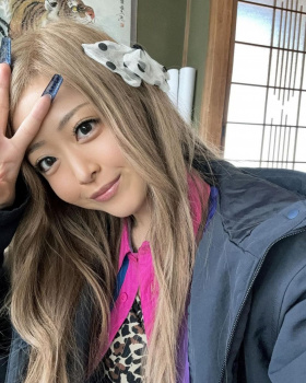 【画像】ドスケベ生足ギャル『なぁ兄ちゃん、火ィ貸してくれへん?』←どうする?の画像