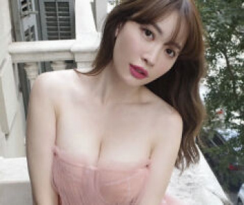 【画像】小嶋陽菜（３４）さん、Ｆカップと生足を極限まで出してしまうｗｗｗの画像