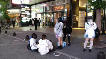 【動画】トー横女子さん、刺激を与えられ腰ガクガクになってしまうｗｗｗｗの画像