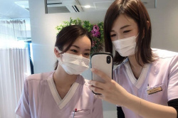 【動画】現役看護師さん、ナース服で自撮りした結果『ノーブラ』の可能性が・・の画像