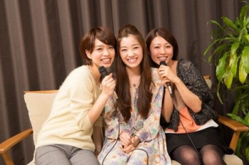 【悲報】女さん、カラオケで歌ってる最中に乳を揉まれて喘ぐｗｗｗの画像