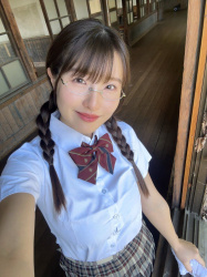 【悲報】爆乳グラビアアイドル、女子高生とおばさんに涙の変身wの画像