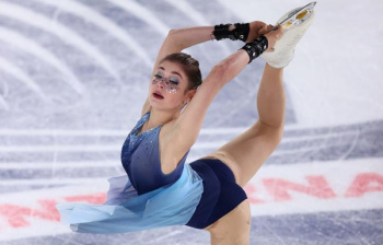 【画像】ロシアのフィギュアスケーター、なぜか競い合っておっぱいを強調wwwの画像