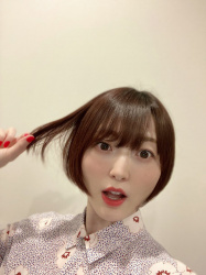 【画像】人妻声優の花澤香菜さん、渾身の水着姿を披露するwwwwの画像