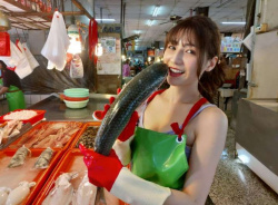 【動画】エチエチ店員まんさんの割れ目w w wの画像