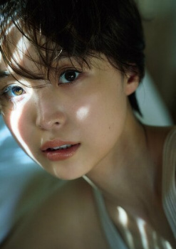 【画像】渡邊渚さん、初写真集を胸元ざっくりコーデで全力アピールwwwの画像