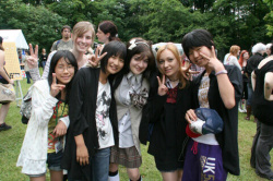 【画像】ドイツの女子高生さん、とんでもない格好で街を練り歩いてしまうwwwの画像