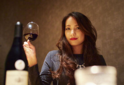 【画像】飲食店で腋を見せてくる女、発見されるwwwの画像