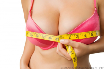 【画像】爆乳女さん、自分のおっぱいで喧嘩するカップルを観察ｗｗｗの画像