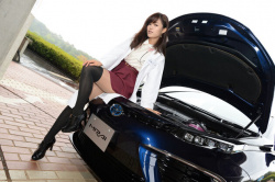 【画像】スタイル抜群のお姉さん、愛車と記念撮影w w w wの画像