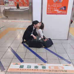 【画像】美人ＯＬさん、駅のホームで酔い潰れてしまうｗｗｗの画像