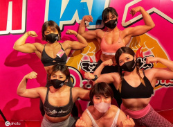 【画像】ムチムチ恵体まんさんだらけのバー、無事発見されるwwwの画像
