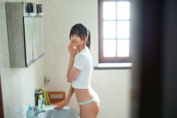 【乃木坂46】五百城茉央、ミニT×下着姿でほぼすっぴんな“素のまま”ショット解禁!の画像