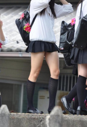 【画像】JKさん、台風でマリリンモンローばりのパンチラwwwの画像