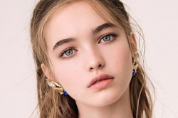 【画像】外人姉ちゃん、マイクロビキニで街を練り歩いてしまうwwwの画像