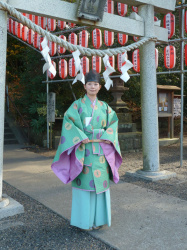 【画像】美人すぎる神主、とんでもない撮影をしていたことが判明wwwの画像