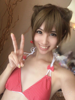 【画像】貧乳が必死におっぱい寄せてるｗｗｗの画像