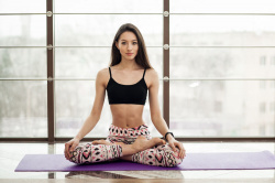 【朗報】女ＹｏｕＴｕｂｅｒさん、ヨガ動画でシミのようなものが見えてしまうｗｗｗの画像