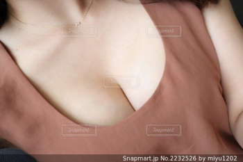 【画像】胸元見えておっぱい隠すやつｗｗｗの画像