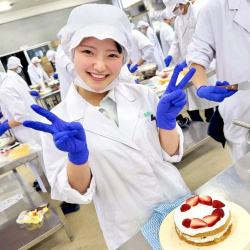 【画像】かわいいJKコックさん、クリスマスケーキを作るwwwの画像